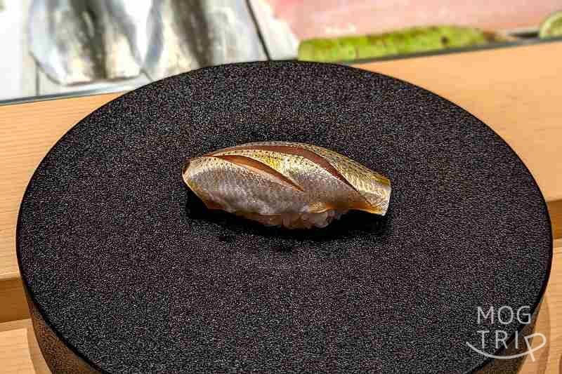 札幌すすきのにある「まる鮨」の小肌の握りが、台の上に置かれている