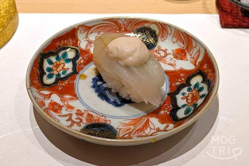 札幌すすきのにある「まる鮨」のカワハギの握りがテーブルに置かれている