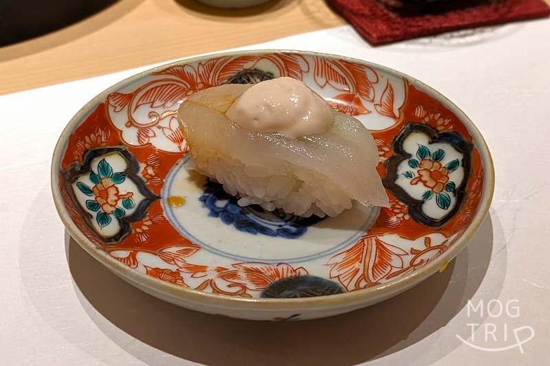 札幌すすきのにある「まる鮨」のカワハギの握りがテーブルに置かれている