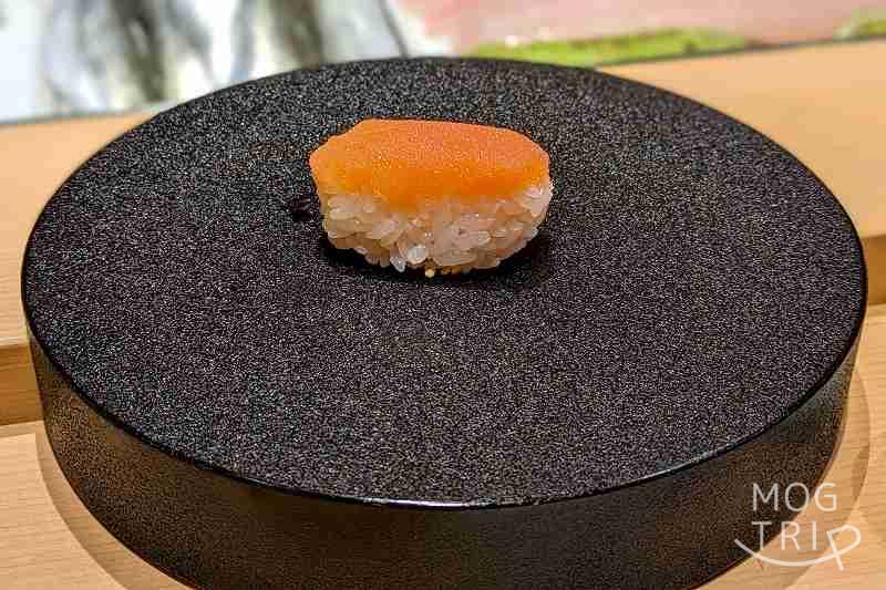札幌すすきのにある「まる鮨」のたらこの握りがテーブルに置かれている