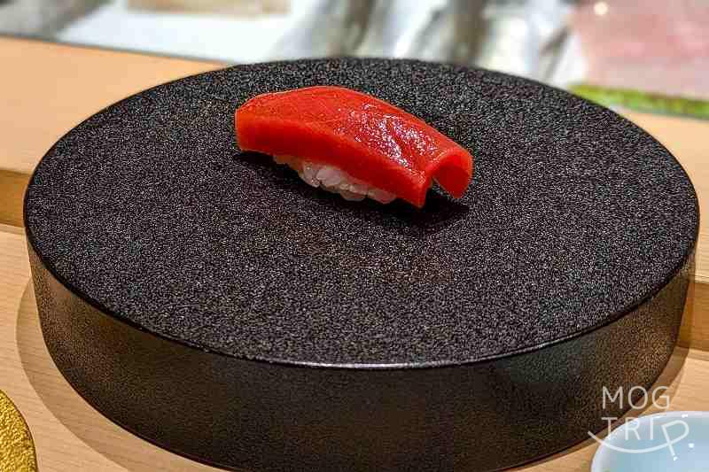 札幌すすきのにある「まる鮨」の赤身の握りがテーブルに置かれている