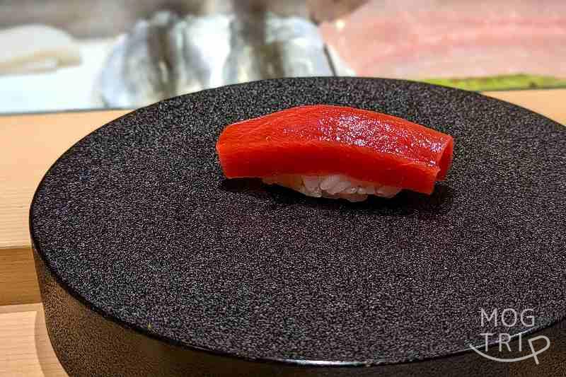 札幌すすきのにある「まる鮨」の赤身の握りがテーブルに置かれている