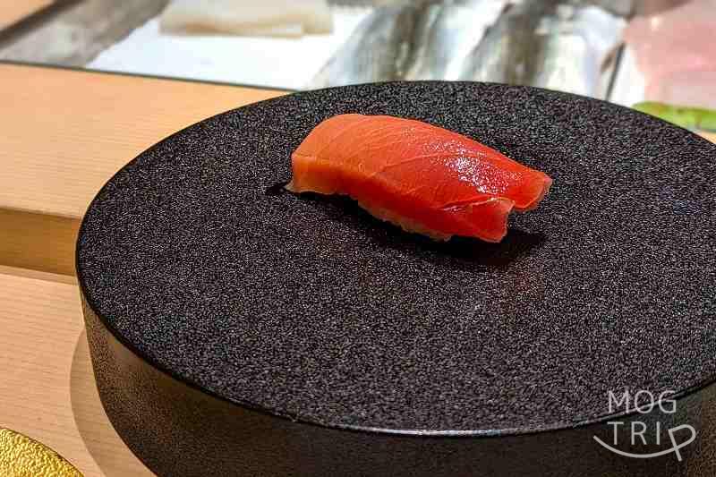 札幌すすきのにある「まる鮨」の中トロの握りがテーブルに置かれている