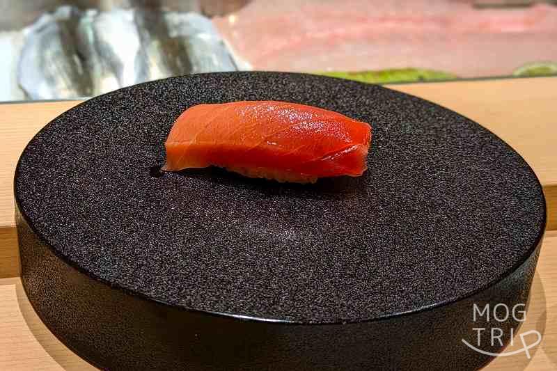 札幌すすきのにある「まる鮨」の中トロの握りがテーブルに置かれている