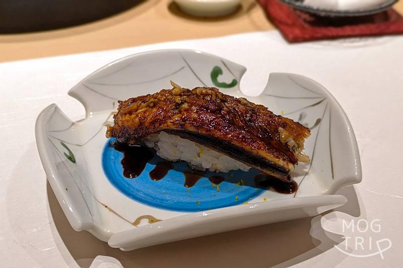 札幌すすきのにある「まる鮨」の穴子の握りがテーブルに置かれている