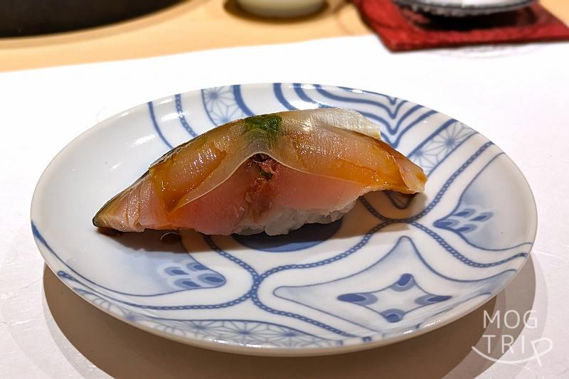 札幌すすきのにある「まる鮨」のさばの昆布締めの握りがテーブルに置かれている