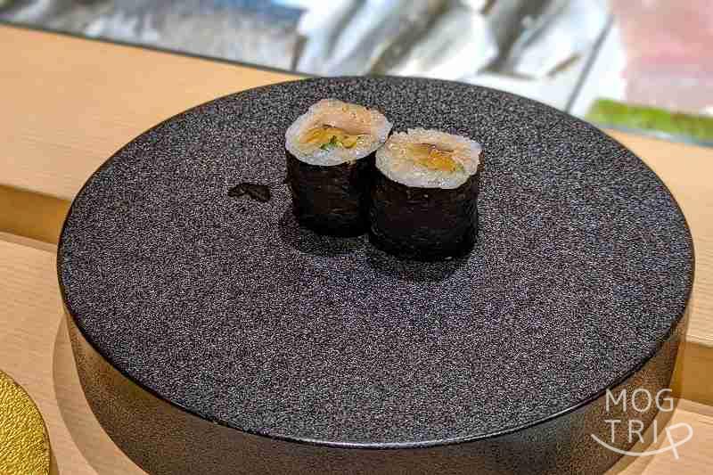 札幌すすきのにある「まる鮨」の小肌ガリ巻きがテーブルに置かれている