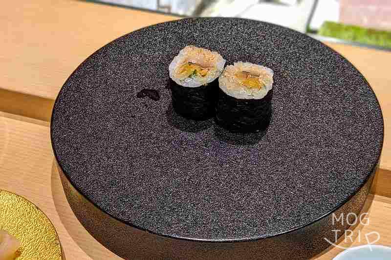 札幌すすきのにある「まる鮨」の小肌ガリ巻きがテーブルに置かれている
