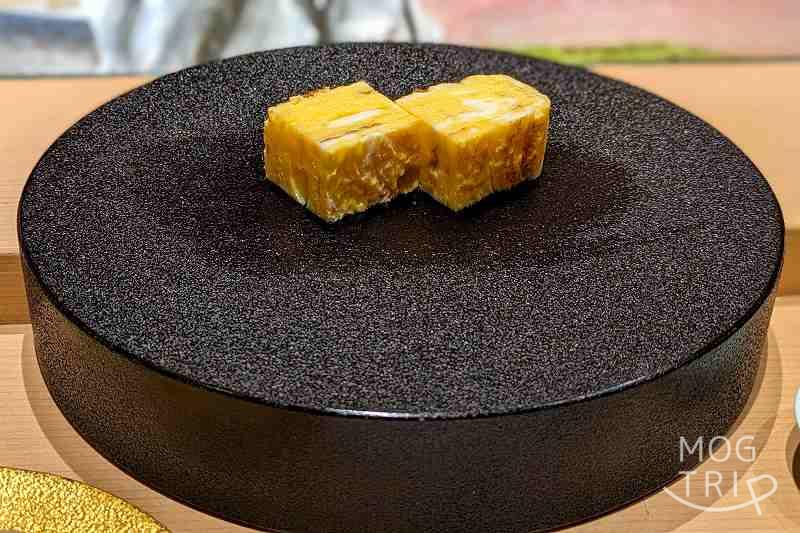 札幌すすきのにある「まる鮨」の玉子焼きがテーブルに置かれている