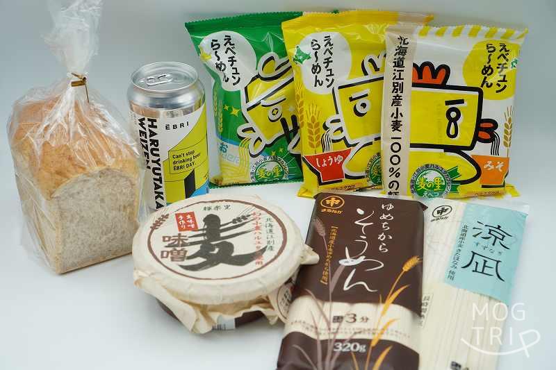 江別産小麦を使ったラーメン、味噌、ビール、パンなどの加工品が、テーブルに置かれている