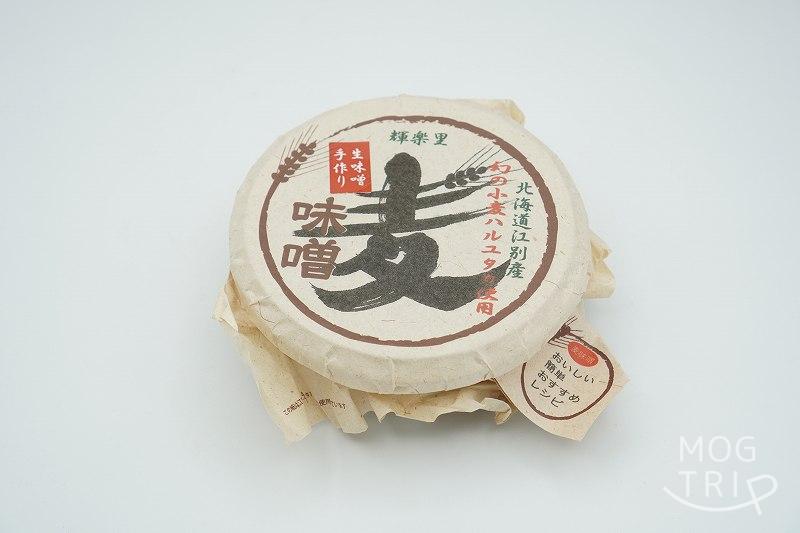 北海道江別産 ハルユタカ使用「麦味噌 300g」がテーブルに置かれている