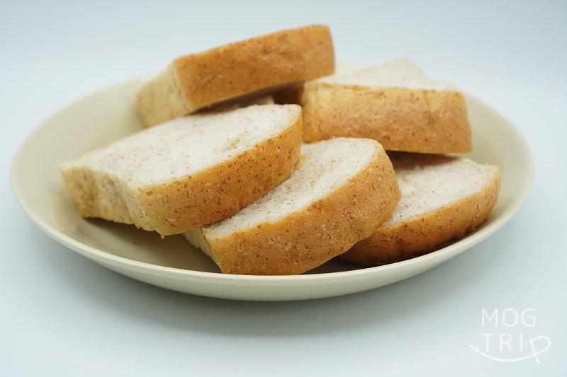 スライスした「はるゆたか小麦とゆめちから全粒粉入りのパン」がテーブルに置かれている