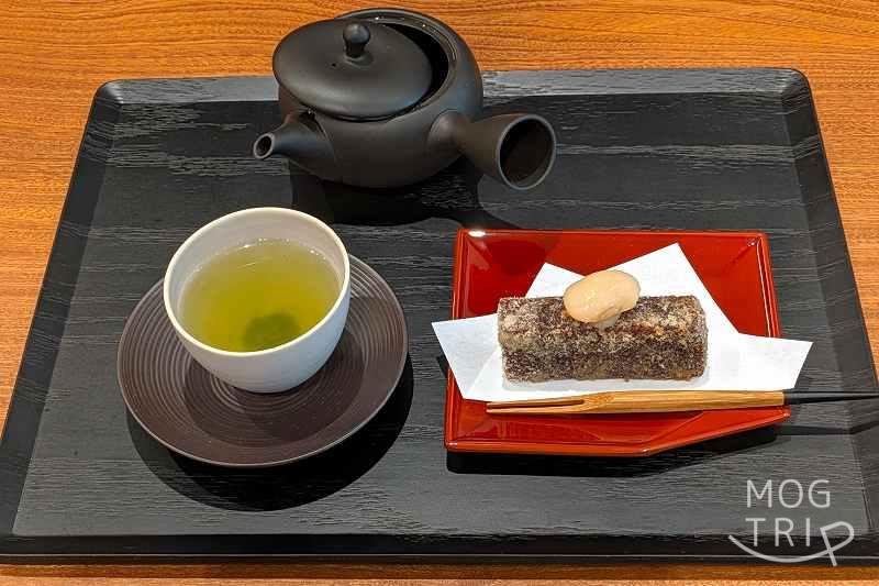 札幌中心部にある「日本茶カフェ あんと茶と」の和菓子と静岡茶がテーブルに置かれている