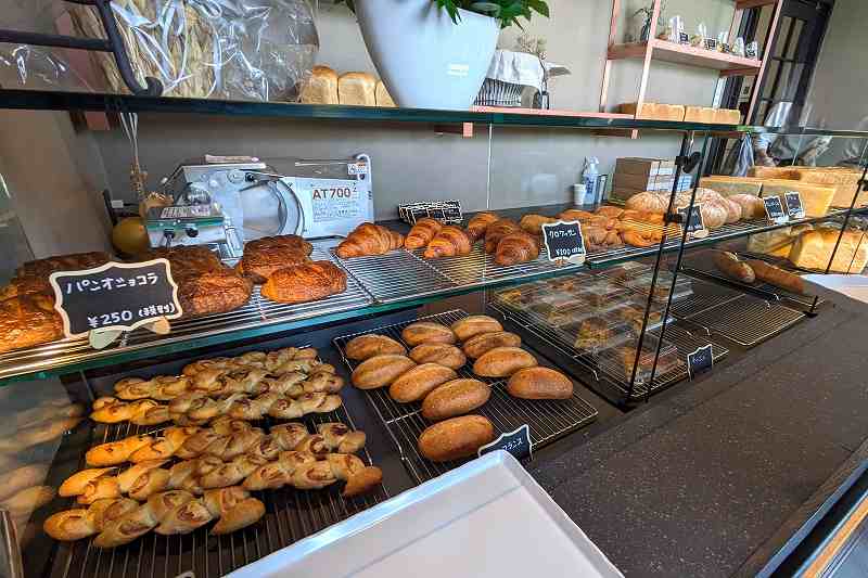 たくさんのパンが並ぶ、札幌「boulangerie yue.
（ブーランジェリーユエ）」の内観